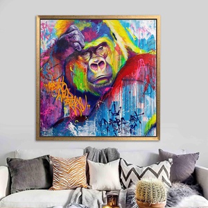 Lienzo Impreso Abstracto: Obra de Arte Moderna de un Gorila Pensador, con Marco Dorado - Product Image 1