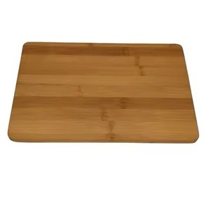 Planche à découper élégante conçue pour ajouter style, charme et fonctionnalité, créant un mélange parfait de beauté et d'utilité dans les cuisines - Product Image 2