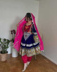 ชุดอัฟกันโบราณแขนยาวแบบดั้งเดิม งานฝีมือประณีต ปักลายละเอียด ประดับกระจก ตกแต่งด้วยการเย็บหลากสีสัน เหมาะสำหรับงานเมห์นดีและงานหมั้น - Product Image 2