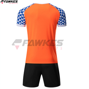 Venta al por mayor de calidad superior totalmente personalizado sublimación impresa hecha de poliéster hombres uniforme de fútbol - Product Image 3