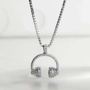 Collier pendentif casque glacé en or blanc 10kt bijoux Hip Hop avec breloque en argent diamants de laboratoire ronds et brillants - Product Image 2