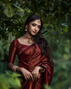 Saree élégant en soie Lichi souple et complexe Golden Zari Design Style Bollywood pour les événements traditionnels, les fêtes, les cadeaux Fashionharbour - Product Image 3