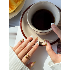 Uñas Postizas Golden Silk Wave con Diseño Elegante y Lujoso que Agrega Glamour a tus Dedos - Product Image 2