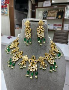 Conjunto de abalorios radiantes Conjunto de brillo tradicional Conjunto de collar de Kundan clásico Gargantilla de Latón chapado en oro para bodas y compromisos - Product Image 2