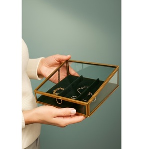 Boîte à bijoux en verre rectangulaire finie en or magnifiquement arrangée avec motif carré pour afficher les boucles d'oreilles et les bijoux - Product Image 1