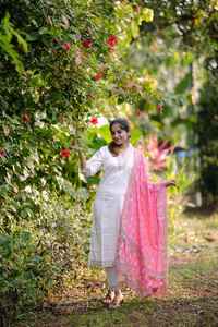 Doté d'un magnifique ensemble de costumes lourds magnifiquement décoré avec des broderies à la main complexes, tissage Zari - Product Image 3