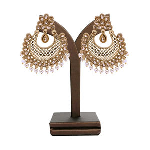 Boucles d'oreilles pendantes de créateur de luxe pour femmes Mehandi plaqué laiton boucles d'oreilles ensemble de bijoux de mode - Product Image 1