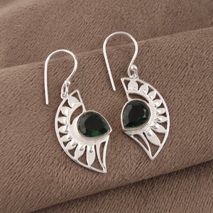 Niharika Gems Boucles d'oreilles pendantes bohèmes en argent sterling 925 pour femme, design géométrique, tourmaline verte sertie en clos, faites à la main - Product Image 3