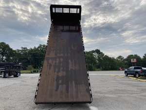 Camion benne à plateau plat d'occasion M2 106 à double essieu de 26 pieds avec boîte de vitesses automatique de 300 CV, fiable pour le transport commercial et la construction - Product Image 4