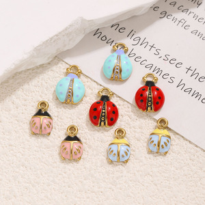 จี้แมลงเต่าทองเคลือบเงา |   จี้รูปแมลงเต่าทองหลากสี ชุบทอง 18K PVD บนสแตนเลสสตีล กันน้ำ ป้องกันการแพ้ ไม่หมองคล้ำ - Product Image 4