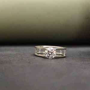 แหวนหมั้นเพชรทรงโซลิแทร์ดีไซน์ล่าสุด สวยงามที่สุด ทำจากหินธรรมชาติ  วัสดุสแตนเลสสตีลชุบทอง 14K  รับรองโดย IGI สำหรับทั้งชายและหญิง - Product Image 2