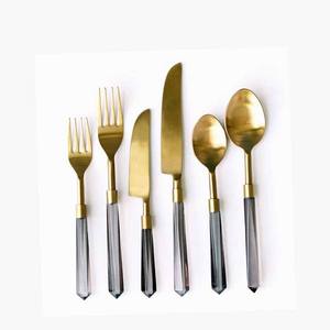 Ensemble de 6 couverts plaqué or de style américain avec poignées vintage martelées noires de haute qualité, parfait pour les repas gastronomiques - Product Image 1