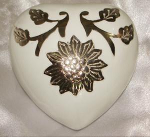 Urne de stockage de cendres en métal exclusivement élégante avec souvenir de crémation de style américain en forme de coeur d'Inde - Product Image 3