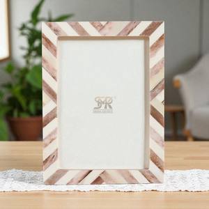 Cadre photo personnalisable en bois de chevron beige brun fait à la main, style rustique moderne créatif, avec verre flexible pour la décoration de table à la maison - Product Image 3
