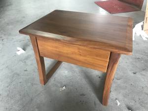 Elegante Mesita de Noche de Teca con 3 Cajones |   Una Magnífica Fusión de Diseño Europeo Real y Clásico Chino con Almacenamiento Integrado - Product Image 6