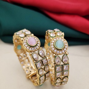 Hermoso acabado dorado de moda con aspecto de piedras, dos juegos de brazaletes, elegantes brazaletes que se pueden abrir para mujeres para ropa de boda - Product Image 1