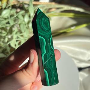 Vente en gros de figurines en cristal naturel de malachite gravées au laser, pointe de tour, en vrac, Reiki, guérison, équilibrage des chakras, méditation, spirituel - Product Image 1