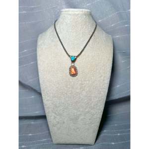 Colgante Religioso Artesanal Navajo de Plata de Ley con Múltiples Piedras y Engaste de Bisel, con Coral, Amatista y Patrón de Corral - Product Image 5