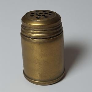 เครื่องบดเกลือและพริกไทยทองเหลืองโบราณพร้อมพื้นผิวแกะสลักแกะสลักทำด้วยมือนำเสนอสำเนียงการตกแต่งสำหรับรับประทานอาหาร - Product Image 4