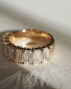 Half Eternity Lab Grown Diamond Band Emerald Cut Lab Creado Wedding Band 3,60 Ctw CVD Diamond Anillo de Compromiso 14K Oro amarillo - Product Image 1