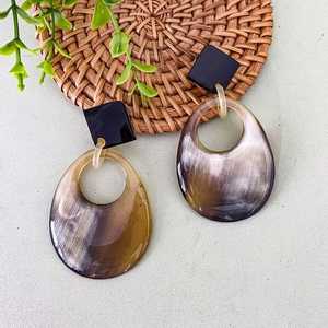 ต่างหูหัวตะเกียงวัวคุณภาพสูง สไตล์วินเทจสุดหรู ของขวัญแต่งงานสำหรับผู้หญิง ราคาแข่งขันได้ รับสั่งทำพิเศษ - Product Image 3