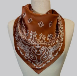 Pañuelo Bandana Cuadrado con Logotipo Personalizado Impreso Digitalmente, Transpirable, Agradable al Tacto, para Uso en las Cuatro Estaciones, de Alta Calidad y Bajo Precio, Hecho a Mano - Product Image 2