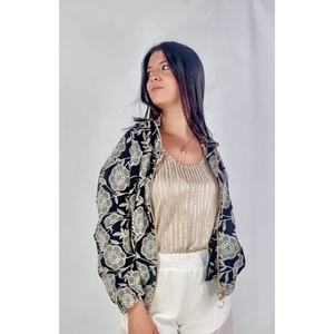 BRENDA Chaqueta Bomber negra acolchada Tela de satén Estilo universitario Cierre de doble botonadura Piel de oveja de cordero Logotipo personalizado Temporada de otoño - Product Image 1