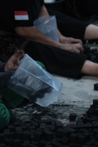 Briquettes de charbon de bois en forme de cube fabriquées à la machine à partir de coques de noix de coco pour la chicha - Product Image 3
