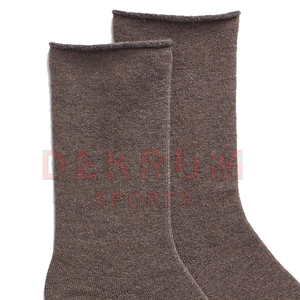 ถุงเท้าไหมพรมฤดูหนาวแบบยูนิเซ็กซ์ที่ดีที่สุด พร้อมโลโก้แบบกำหนดเอง ลายพิมพ์ดีไซน์ใหม่ล่าสุด ขายส่ง ขั้นต่ำ 10 คู่ - Product Image 5