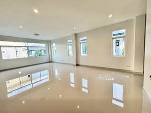 Immeuble de 3 étages à vendre à Pathum Thani en Thaïlande pour bureau, résidence ou entrepôt - Product Image 3