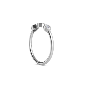 Anillo de oro blanco con diamantes cultivados en laboratorio de tres piedras minimalista sofisticado en corte Marquesa para propuestas de aniversarios y eventos - Product Image 3
