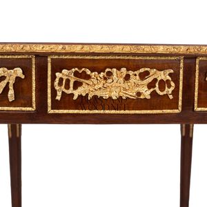 Table d'appoint carrée de luxe en acajou avec texture de grain de bois complexe et guirlandes en laiton doré antique pour intérieurs classiques - Product Image 4