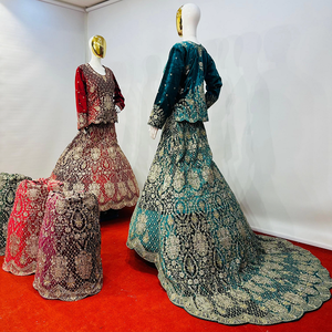 Lehenga de terciopelo pesado con corte de cola y blusa corta, con pedrería Jarkan en toda la prenda, edición Mahamantra de moda - Product Image 6