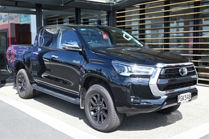 FIRST OWNER 2022 TOYOTA HILUX SR5 DOUBLE CAB 2.8 DIESEL TURBO 4WD RHD RIGHT HAND <b>DRIVE</b> - Product Image 1
