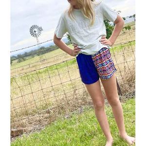 Shorts de football personnalisés 100% polyester à motifs floraux sublimés avec poches, écologiques et respirants - Product Image 3