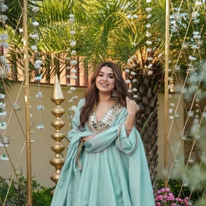 Conjunto de Fiesta y Boda Listo para Usar, Tela Cosmos con Espejo Real y Bordado, Top y Palazzo con Encaje Moti en el Borde y Dupatta - Product Image 1