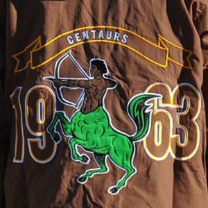 Iota Phi Theta Chaqueta cortavientos marrón y dorada con logotipo de escudo Greek Life Fraternity Prendas de abrigo Abrigo ligero con capucha - Product Image 6