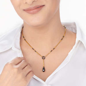 Collar de Torque Mangalsutra Moderno de Oro con Piedra de Caoba - Product Image 3