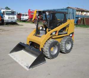 รถตักล้อยาง CAT 226B3 เครื่องยนต์ดีเซล 75 กิโลวัตต์ ขนาดกะทัดรัด แรงยกสูง รับประกัน 5 ปีขึ้นไป สำหรับวัสดุก่อสร้าง - Product Image 1