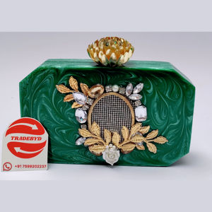 Mini embrague de resina hecho a mano con correa de perlas y decoración de cadena floral para fiestas en casa, bodas de la India por Tradebyd - Product Image 1