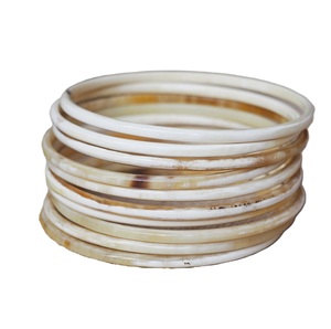 Brazaletes de cuerno de búfalo y buey con acabado de alto brillo en varios tamaños y diseños Joyas de cuerno de búfalo y buey completamente personalizadas - Product Image 3