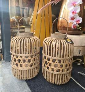 Linterna cónica de ratán hecha a mano blanca de nueva pieza con mango e inserto de vidrio Portavelas natural con personalización disponible - Product Image 4