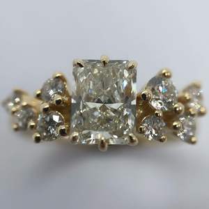 Radiant Cut 2,2 CTW Lab Grown Diamond Compromiso Cluster Ring en oro amarillo VVS2 Claridad Boda Joyería nupcial Pera Piedra principal - Product Image 3