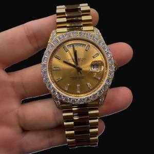 นาฬิกาหรูหรา รุ่นลิมิเต็ด ตัวเรือนสแตนเลสสตีล ประดับเพชรโมอิสซาไนต์ ความใส VVS ระดับ Iced  หน้าปัดอะนาล็อก ระบบออโตเมติก  กระจกแซฟไฟร์  ตัวเรือนสีทอง  ยี่ห้อ Miyota พร้อมฟังก์ชั่นแสดงวันที่ - Product Image 1