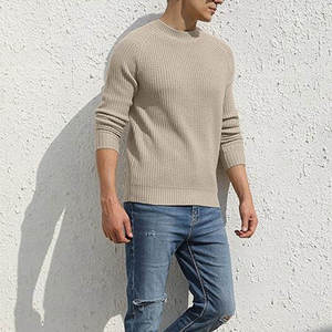 Pull pour homme moderne, conçu avec une maille douce et un col rond épuré, pour un style décontracté. - Product Image 2