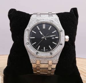 Montre de luxe pour homme en acier inoxydable à quartz, montre-bracelet haut de gamme avec diamants en moissanite entièrement sertis pour les fêtes et les occasions spéciales - Product Image 1