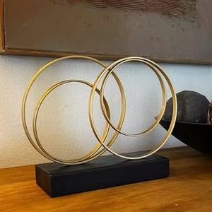 Sculpture décorative en métal de table élégante avec métaux mélangés et expression artistique idéale pour les espaces de vie créatifs - Product Image 1