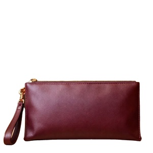 Bolso de mano de cuero color burdeos similar al Esnner Ava Sweet Cherry Pouch o al Lié Studio Charlie Bag - Product Image 1