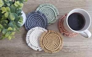 Dessous de verre en macramé écologique avec bord à franges artisanales pour les configurations de table Boho naturelles - Product Image 2