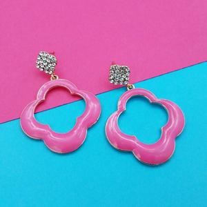 Boucles d'oreilles Kriaa Fine Dangle Pink Meenakari plaqué or avec pierres autrichiennes 1314119D - Product Image 1